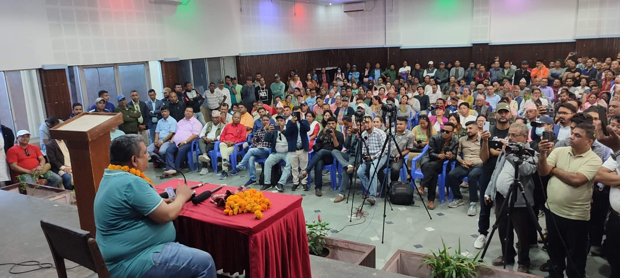 चितवन-३: सत्ता गठबन्धनको कार्यक्रममा कुर्सी खाली, विकास कोइरालाकोमा हल खचाखच